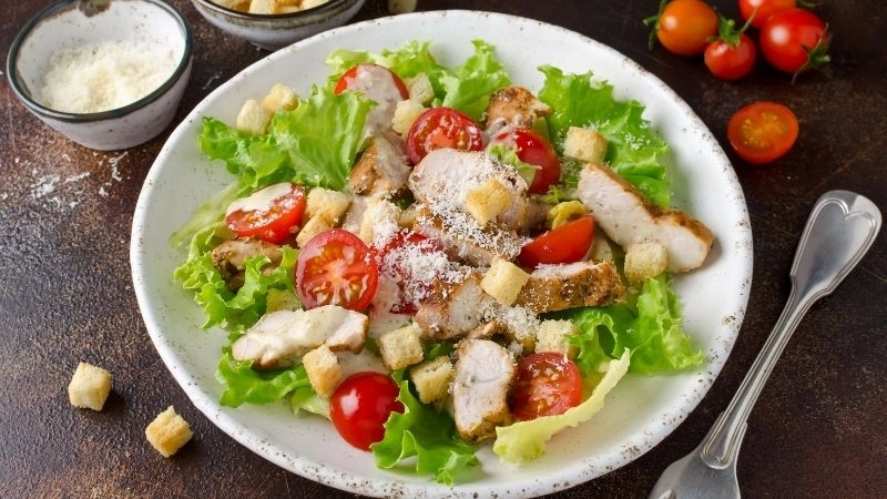 Salad ức gà xé phay trộn dầu giấm thơm lừng
