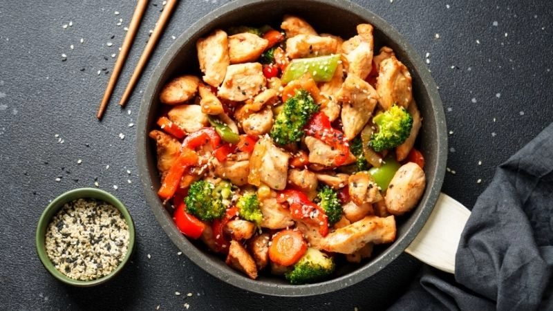 Ức gà xào ớt chuông đa sắc màu bắt mắt